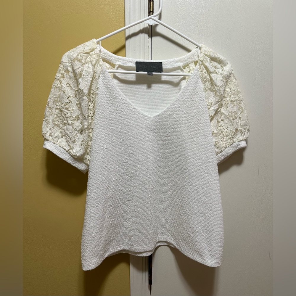 ANTHROPOLOGIE SUNDAY IN BROOKLYN CADY WHITE W/ CREAM LACE SLEEVE V-NECK TOP (XS)